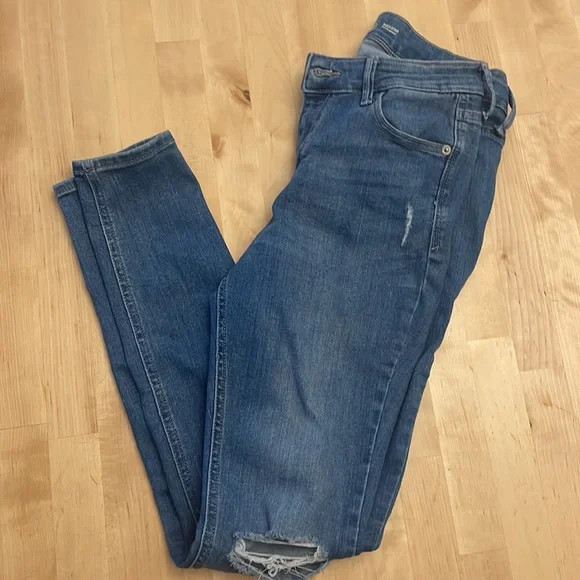 Old Navy Rockstar Super Skinny jeans - Picture 2 of 6